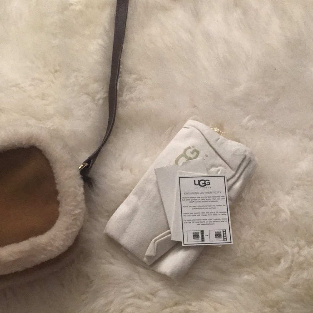 UGG Sheldon Crossbody has tags sheepskin suede 9.5 x 6.. flaws but never used - Picture 7 of 17